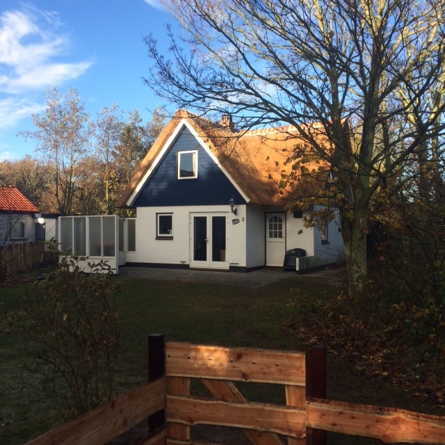 Het huisje overdag in de herfst