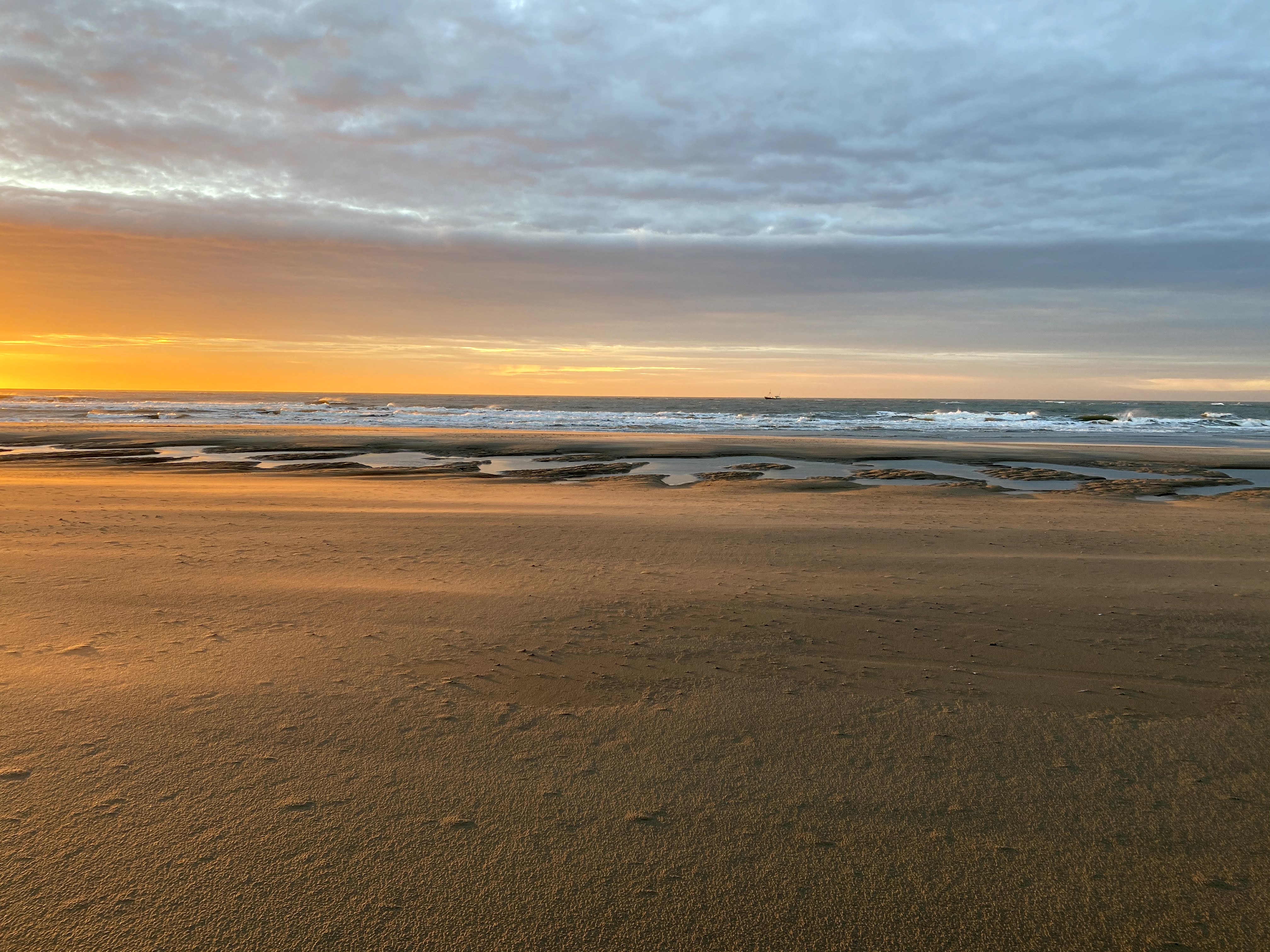 Reflecties op het strand