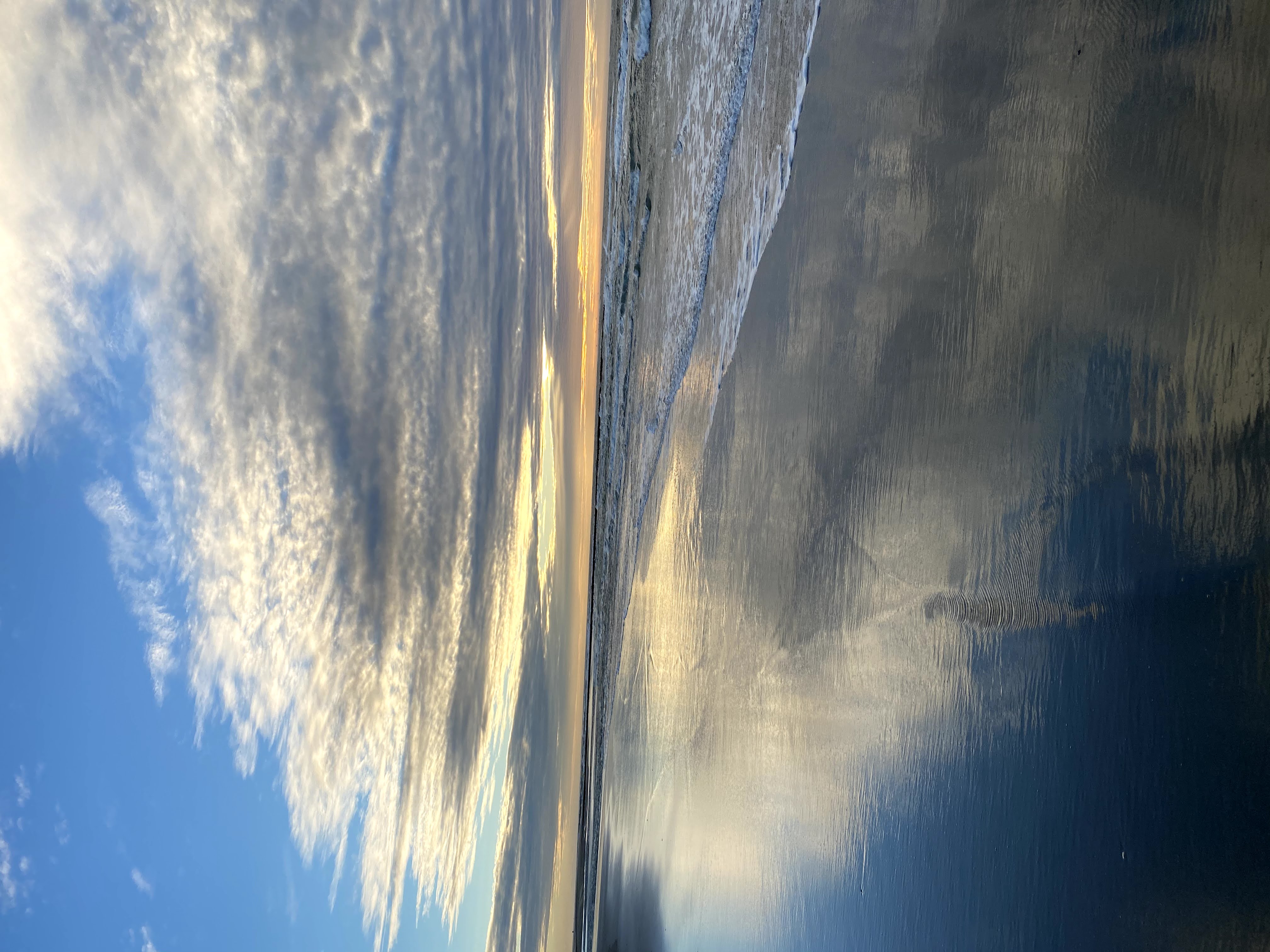 Zee en lucht bij zonsondergang