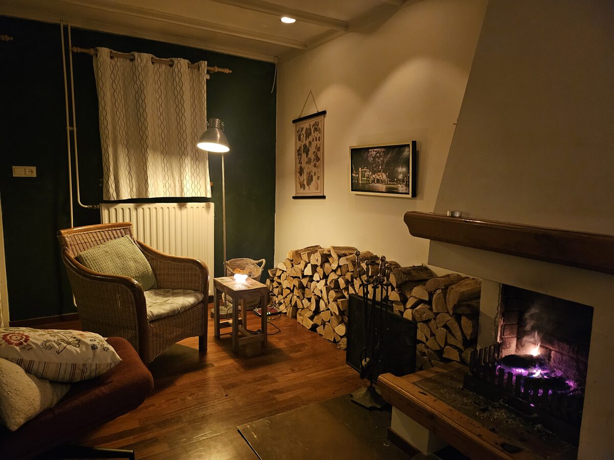 Rieten stoelen bij de open haard