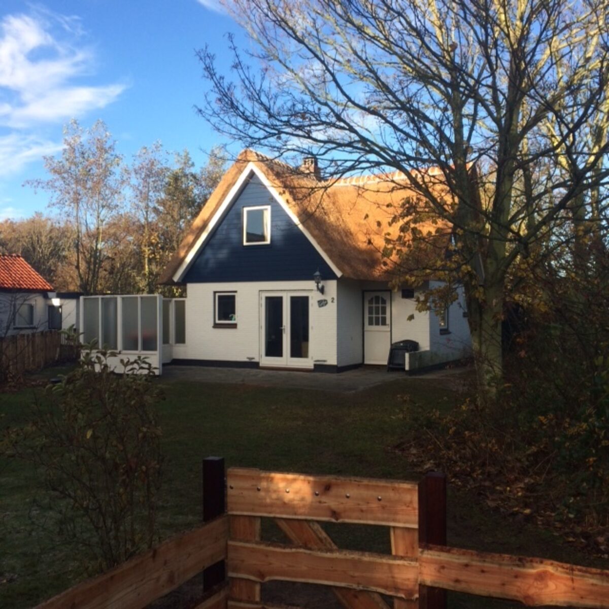 Het huisje in het zonlicht